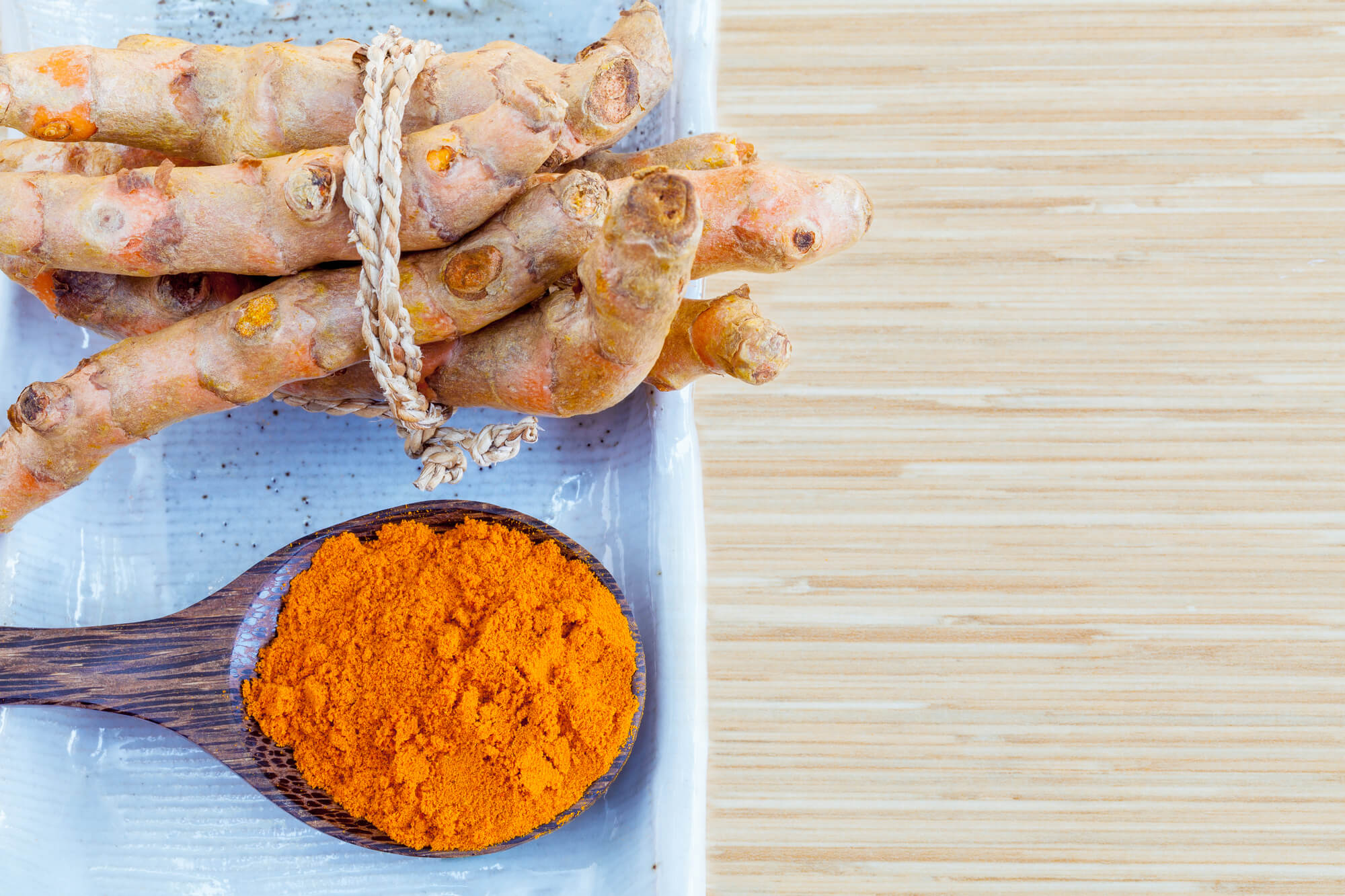 Curcuma Pulver und Curcuma Wurzeln