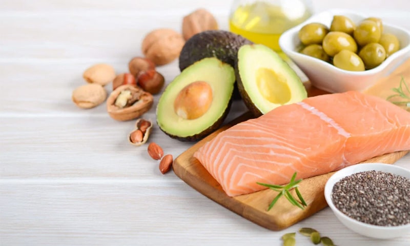 MN - Bild von Lachs, Avocado und anderen Omega-3-haltigen Lebensmitteln